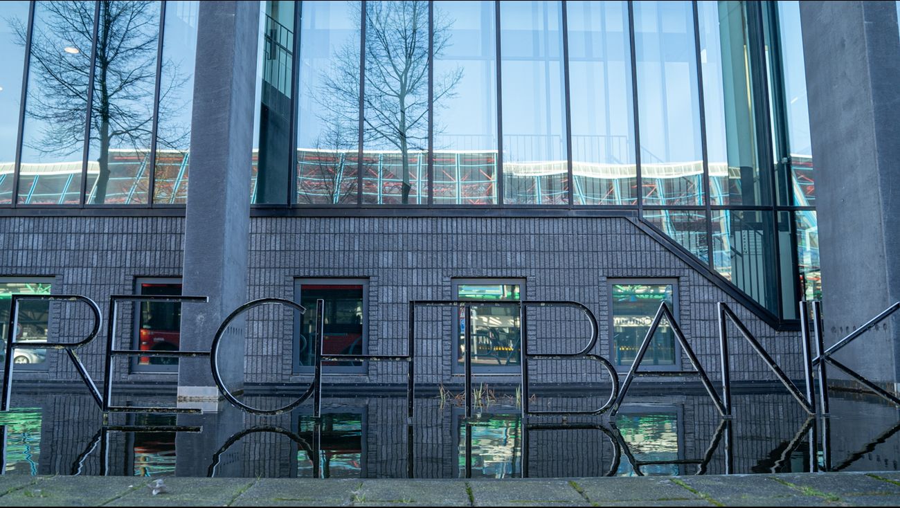 Omroep Flevoland - Nieuws - Man zet geboorte in scène om verkeersboetes te ontlopen, ex trekt bij gemeente aan de bel