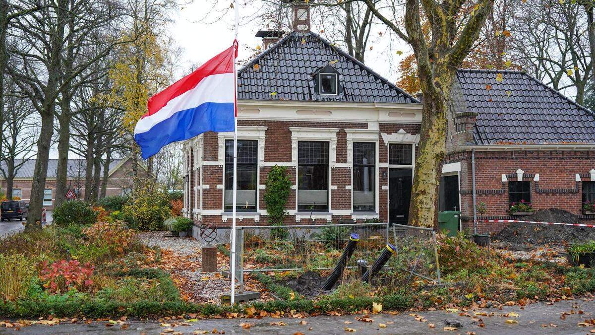 De vlag hangt halfstok in Loppersum na de zware aardbeving bij Zeerijp.