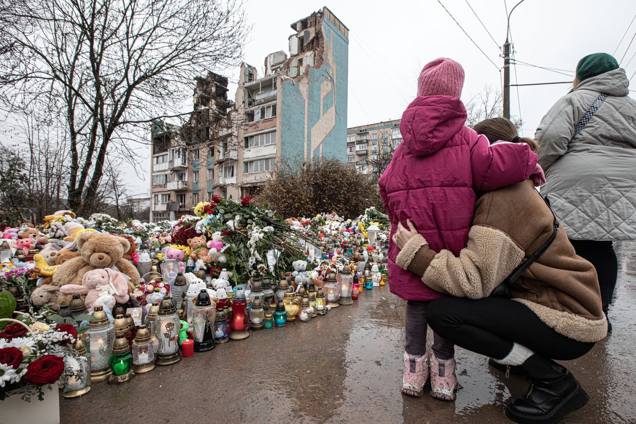 Mensen herdenken zondag de slachtoffers van de Russische raketaanval van 19 november bij een verwoest flatgebouw in Ternopil.