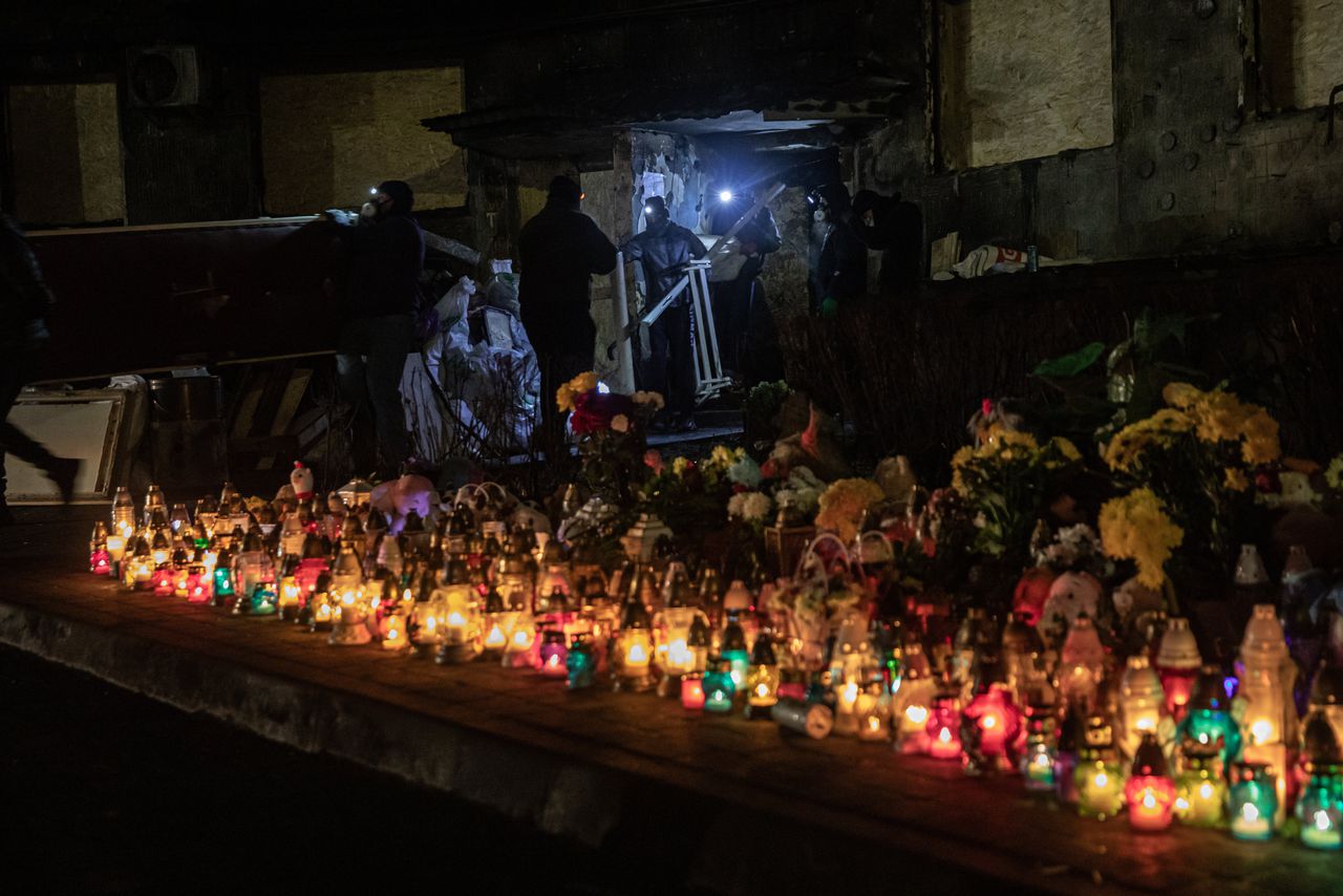 Vrijwilligers helpen zondag in Ternopil bij het opruimen van een uitgebrand flatgebouw na de Russische raketaanval van 19 november.