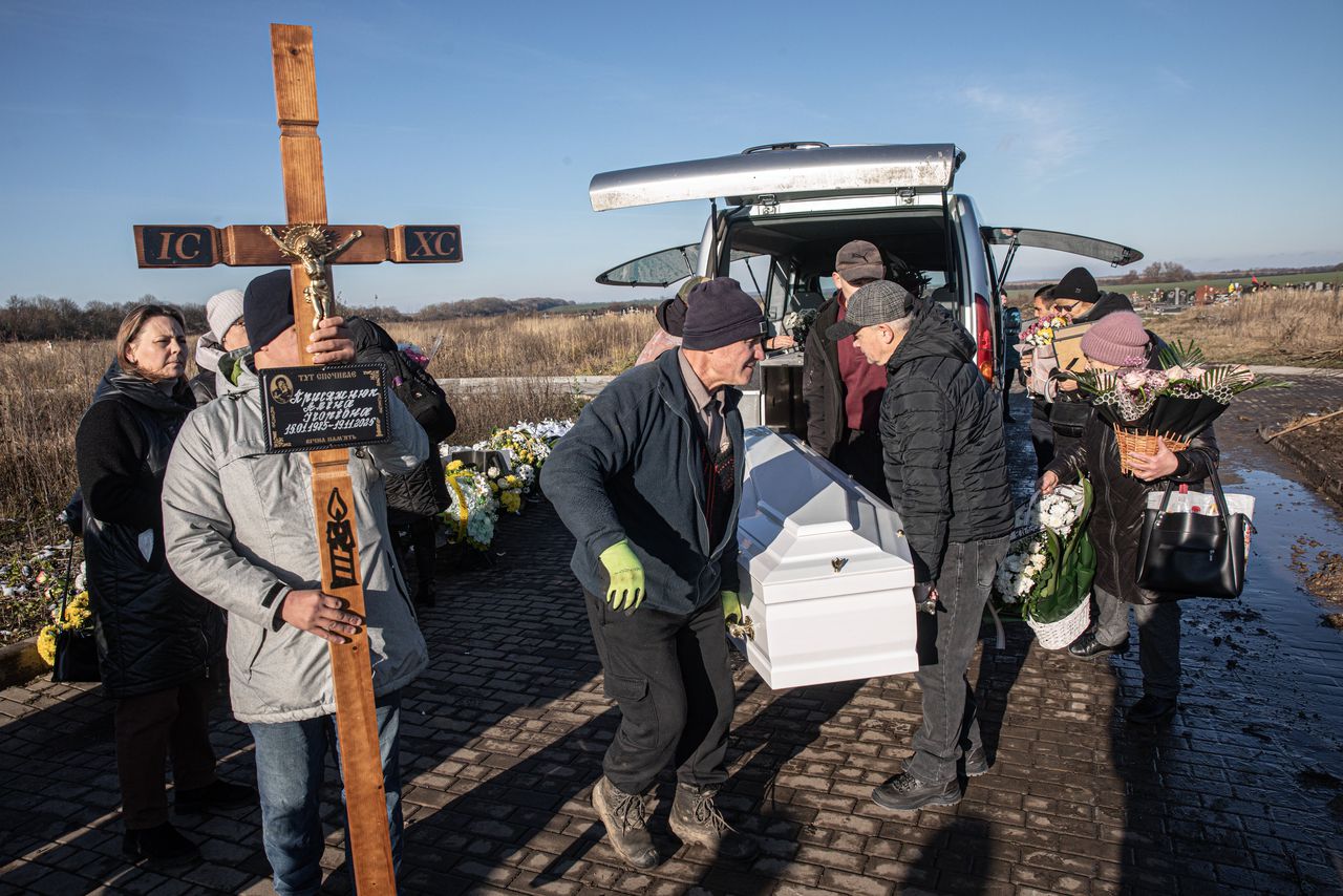 Begrafenis van de 40-jarige Alina Prysiazhnyuk, die op 19 november omkwam bij een Russische raketaanval in Ternopil.