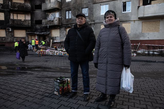 Petro en Halyna Martsjoek bij hun flatgebouw in Ternopil, dat is uitgebrand als gevolg van de Russische raketaanval van 19 november.