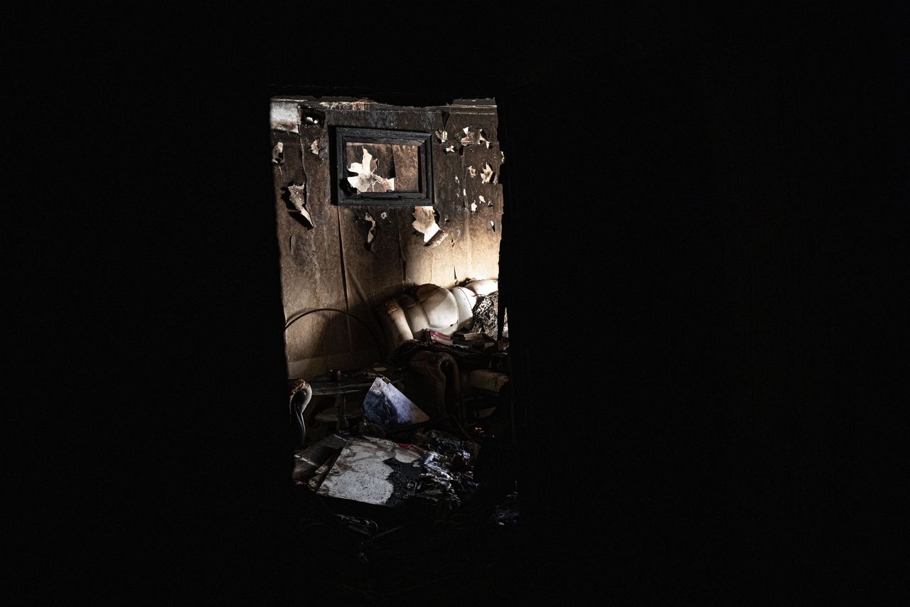 Een uitgebrande flat in een van de getroffen gebouwen in Ternopil.