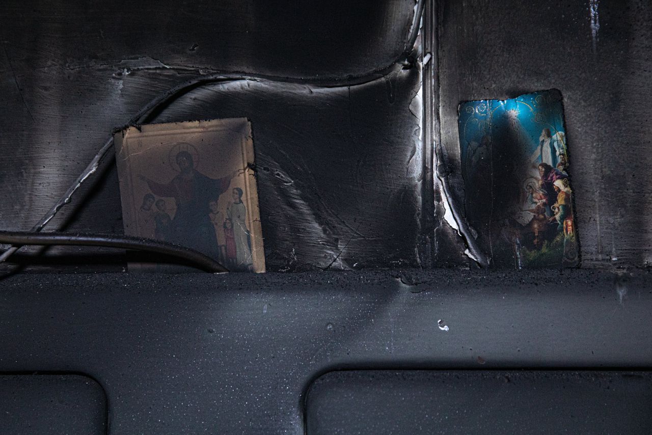 Een verbrand icoon in de gang van een uitgebrand flatgebouw in Ternopil.