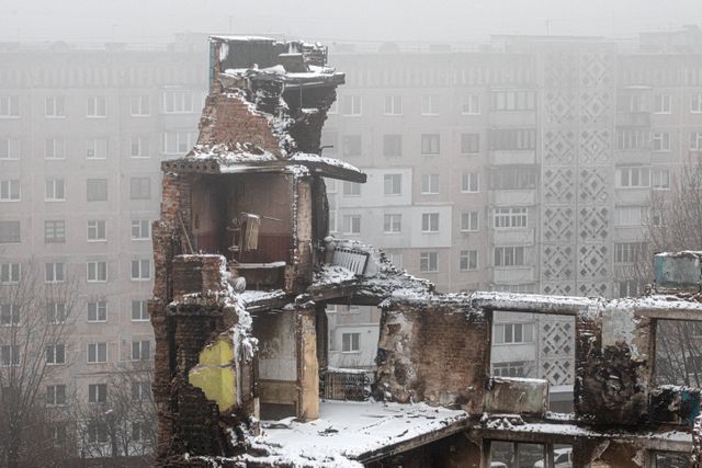Een flatgebouw in Ternopil dat is verwoest door een Russische raketaanval, zondag gehuld in ochtendmist.