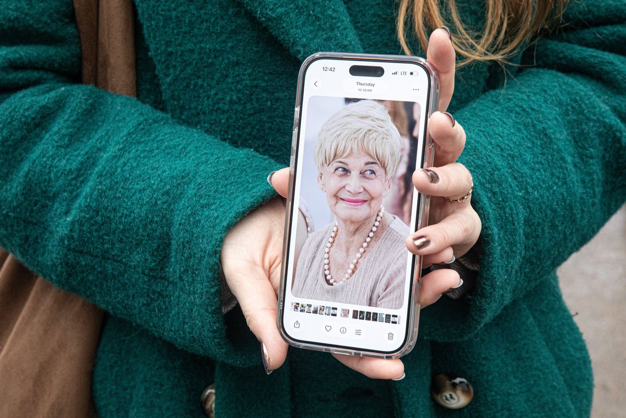 Een foto van Valentyna Hrynjak, die die omkwam bij de Russische raketaanval op 19 november, op de telefoon van haar kleindochter Natalija, zondag in Ternopil.