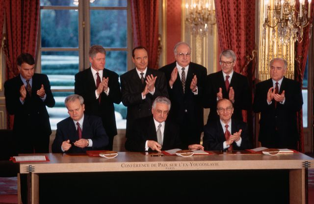 De handtekeningen onder het vredesakkoord van Dayton werden uiteindelijk gezet in het Élysée-paleis in Parijs.