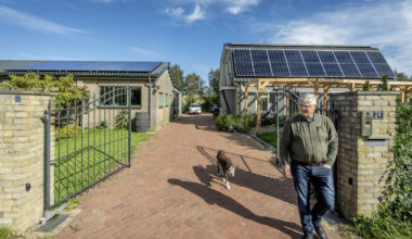 Met een boel zonnepanelen en een warmtepomp worden energiekosten aanzienlijk verlaagd.