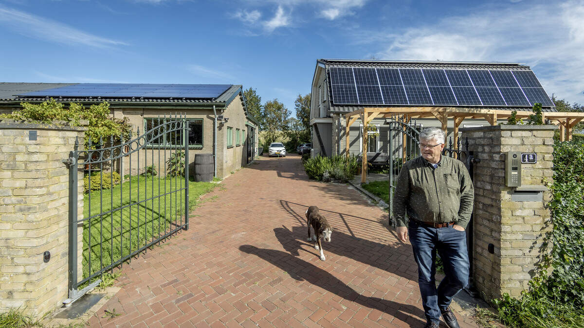 Met een boel zonnepanelen en een warmtepomp worden energiekosten aanzienlijk verlaagd.