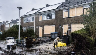 Een beschadigde woning na meerdere zware explosies door illegaal vuurwerk