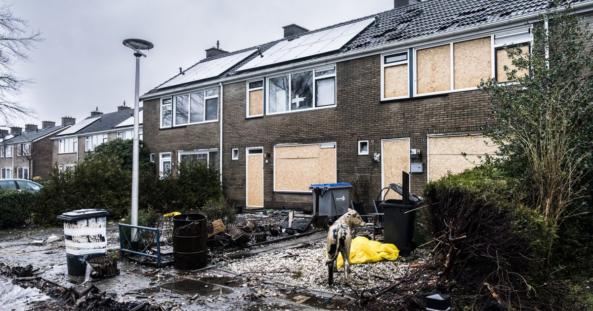 Een beschadigde woning na meerdere zware explosies door illegaal vuurwerk