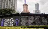 De Glorieta de las mujeres que luchan (Rotonde van strijdende vrouwen)  in het centrum van Mexico-Stad is omgeven door muren met de namen van slachtoffers van femicide.