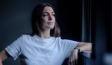 Kunstinfluencer Katy Hessel geeft tips om een kunstrijk leven te leiden: ‘Kunst maken in deze tijd staat gelijk aan onze verantwoordelijkheid nemen voor onze medemens.’