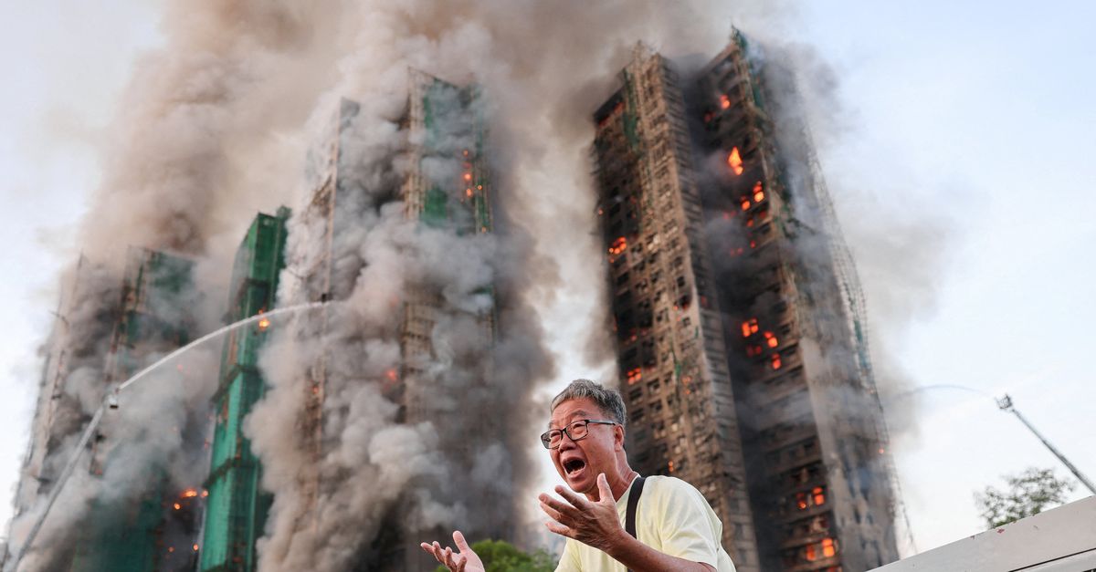 Grote brand in woontorens in Hongkong als gevolg van bamboesteigers, zeker dertien doden