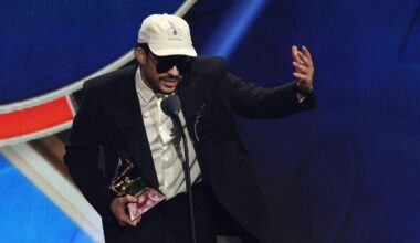 Bad Bunny wint eerste prijs op Latin Grammy Awards 2025, Maluma en Santana openen show