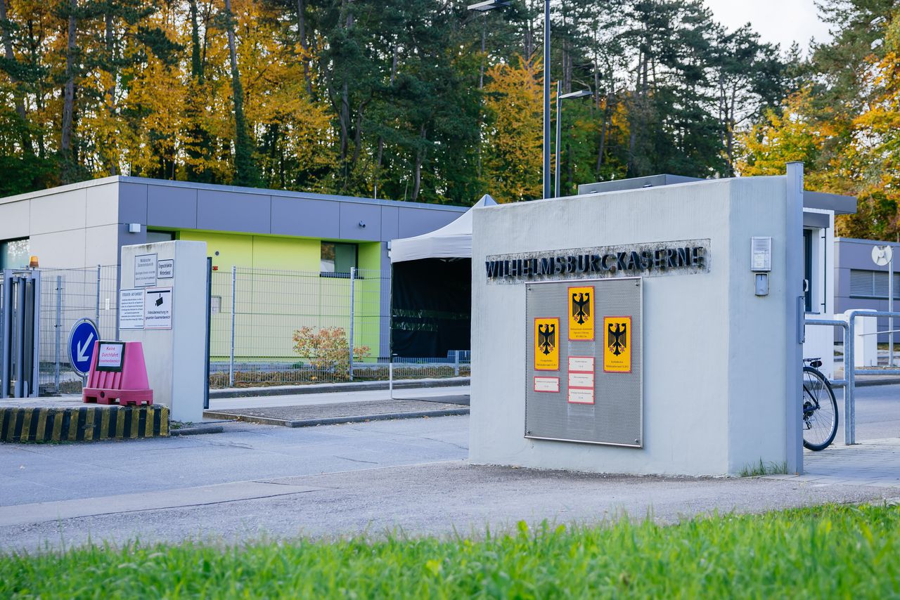 Ingang van de Wilhelmsburg-Kaserne in Ulm. Hier inventariseren  sinds 2023 hoge officieren uit Duitsland, Polen en Nederland obstakels bij transporten van NAVO-troepen. 