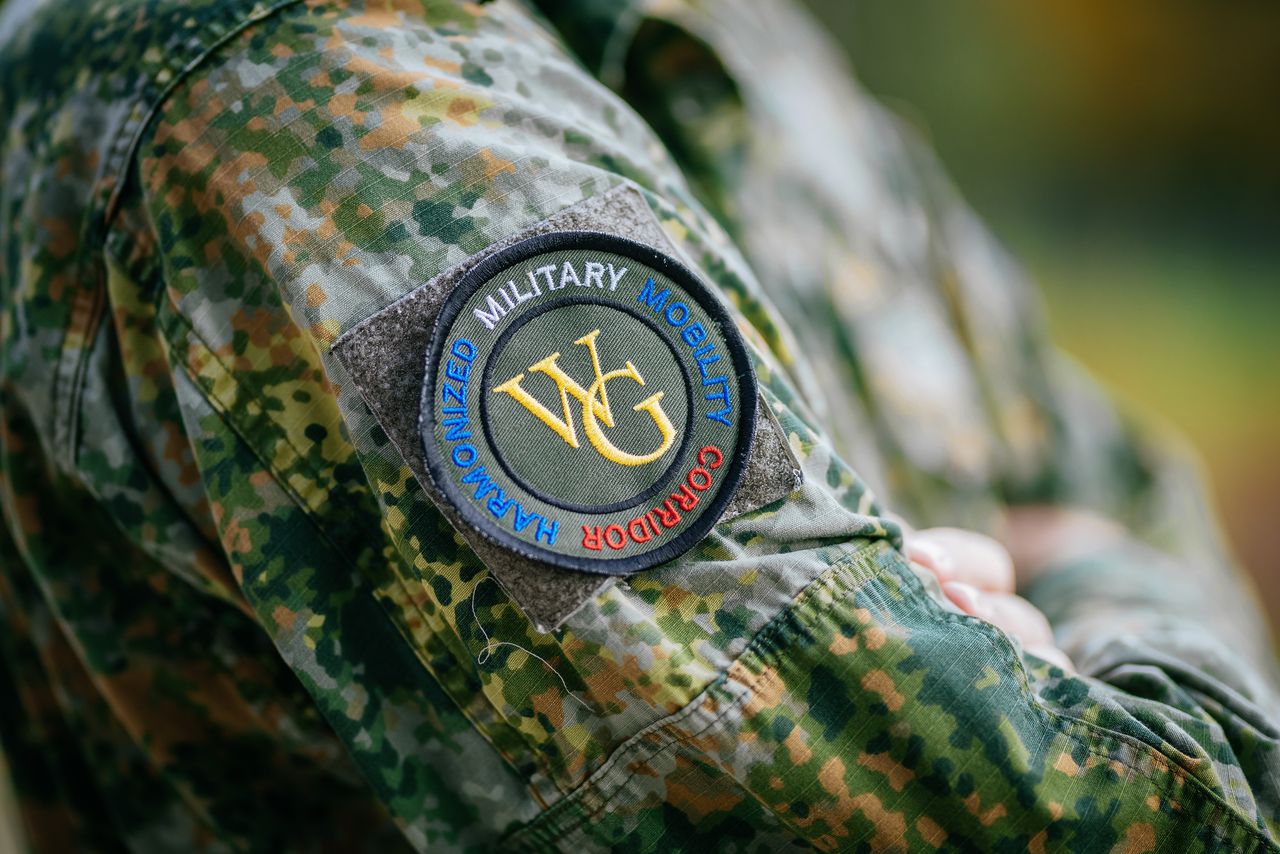 Uniform met embleem van de werkgroep die mobiliteit moet bevorderen.