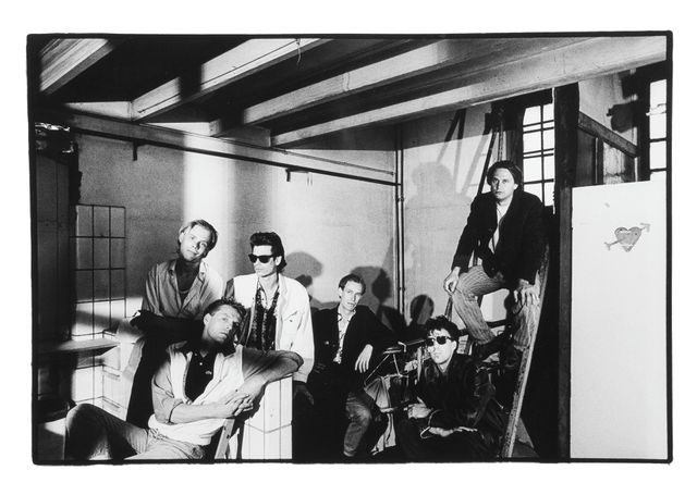 Dichtersgroep de Maximalen in 1988. Joost Zwagerman rechts met zonnebril. 