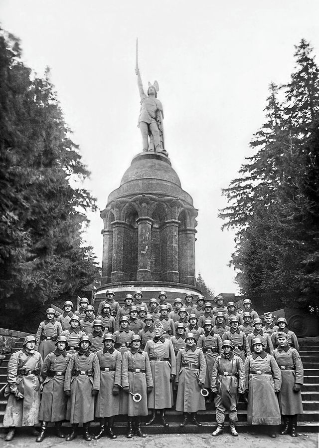 Leden van de Wehrmacht pauzeren bij het Hermann-monument in 1939.