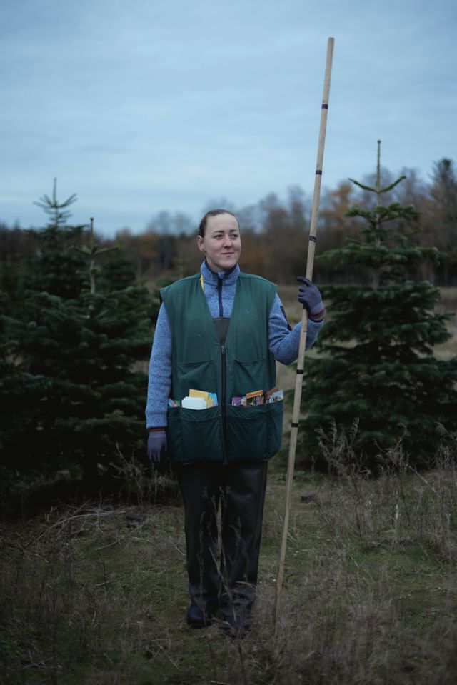 Reka Bodo (29) uit Hongarije, teamleider  van de vrouwen die met meetstokken de bomen uitkiezen. 