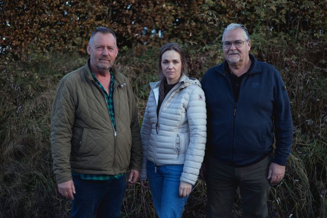 Directeur Per Skarby (links), Winny Poppelaars en haar vader Kees Poppelaars. 