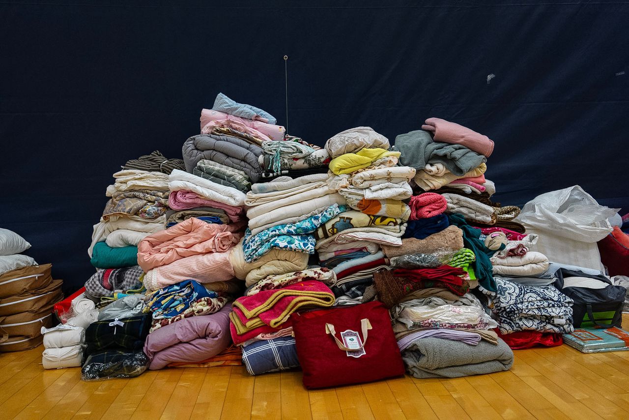 Een stapel dekens in een tijdelijke schuilplaats in de buurt van de brand in Wang Fuk Court. 