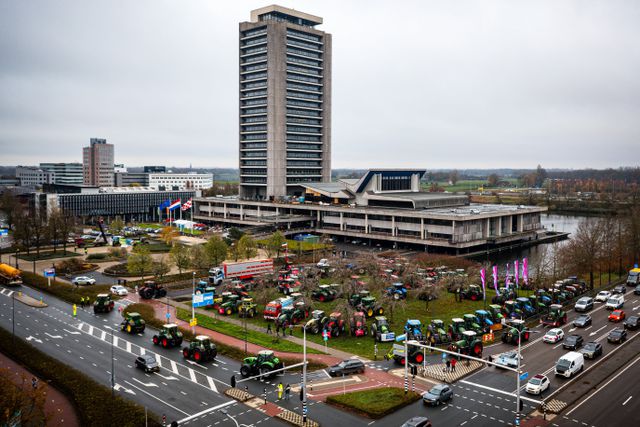 Trekkers bij het provinciehuis van Brabant. 