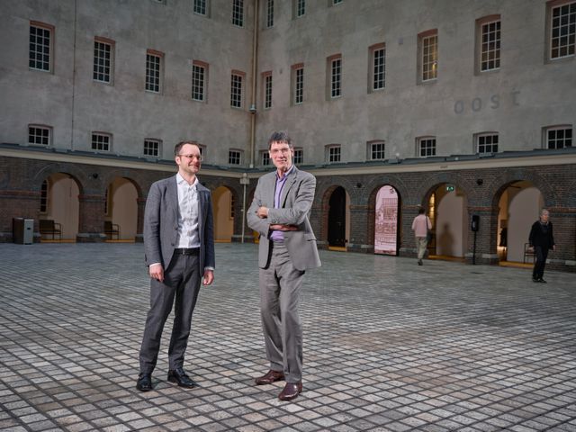 Het interview vindt plaats in het Scheepvaartmuseum, op de Oostelijke Eilanden in Amsterdam. De VOC had daar haar werven en pakhuizen. In het boek van Teulings en Huysmans wordt de organisatie besproken als bron van institutionele innovatie. 