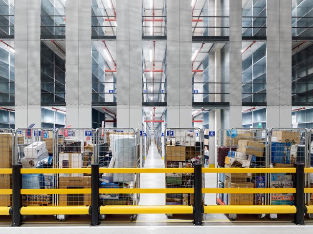 Op de werkvloer tijdens het inspecteren en ordenen van terug gestuurde pakketen bij BOL.COM.