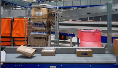 In de pakkettenfabriek van bol hoeft een product maar drie keer door een mens aangeraakt te worden