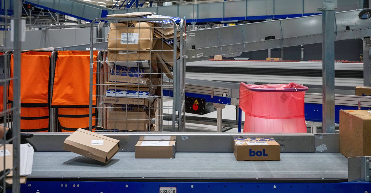 In de pakkettenfabriek van bol hoeft een product maar drie keer door een mens aangeraakt te worden