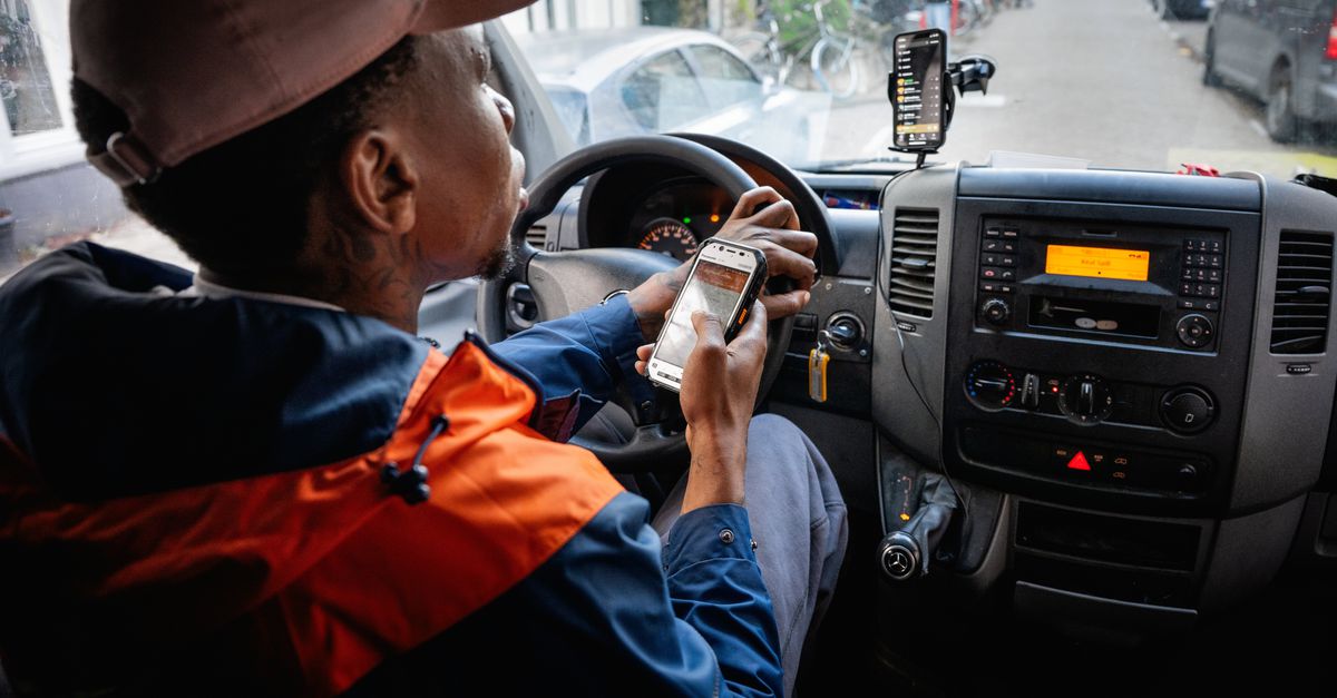 Scannen, rennen, brengen: in de dagen rond Black Friday bezorgt Colin 250 pakketten per dag