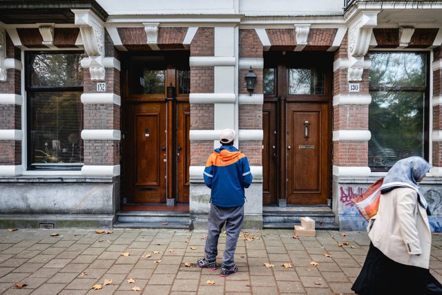 Pakketbezorger Colin rijdt rond via een onderaannemer voor PostNL. 