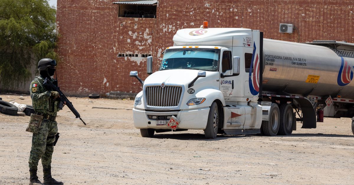 Niet de smokkel van drugs, wapens of mensen, maar de illegale brandstofhandel is hét hoofdpijndossier in Mexico