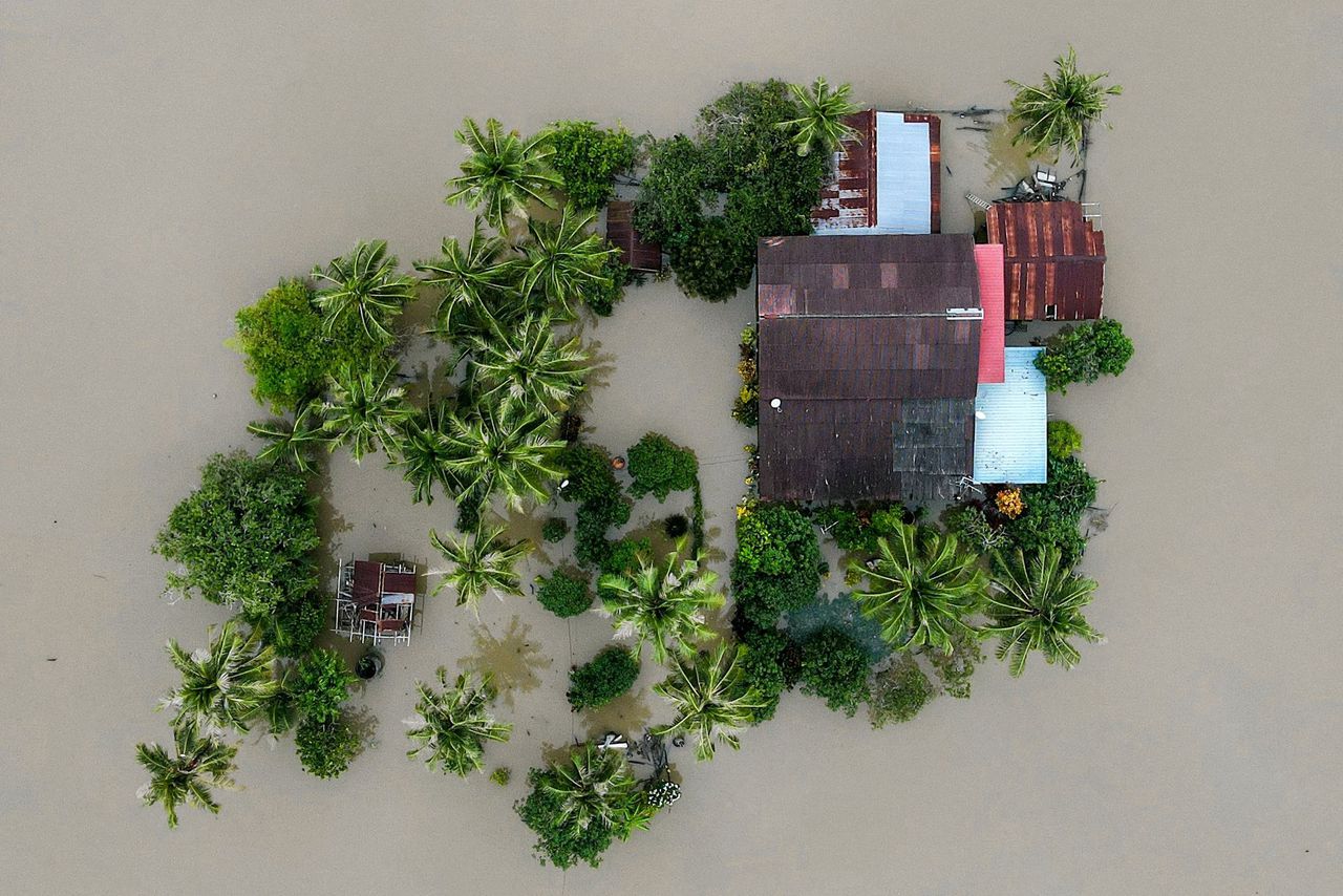 Een huis omgeven door water in het noorden van Maleisië.