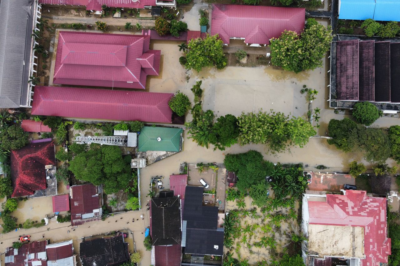 Luchtfoto van een overstroomde buurt in de stad Medan op Sumatra, Indonesië (28 november 2025).