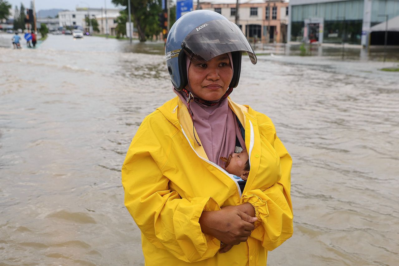 Een moeder draagt een kind in Maleisië (27 november 2025).