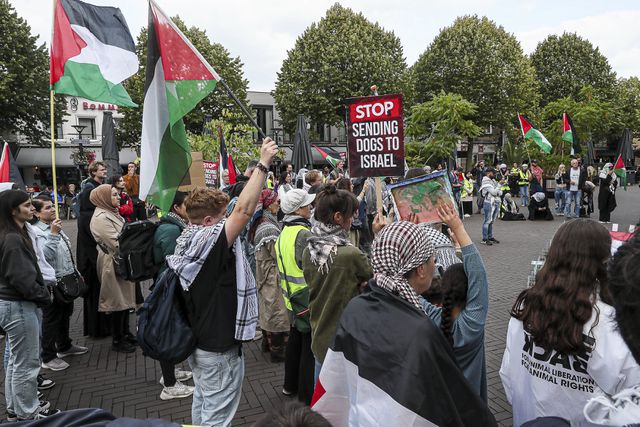 Actiegroep Eindhoven 4 Palestine protesteert in Oss tegen de hondenexport van Four Winds, in september.