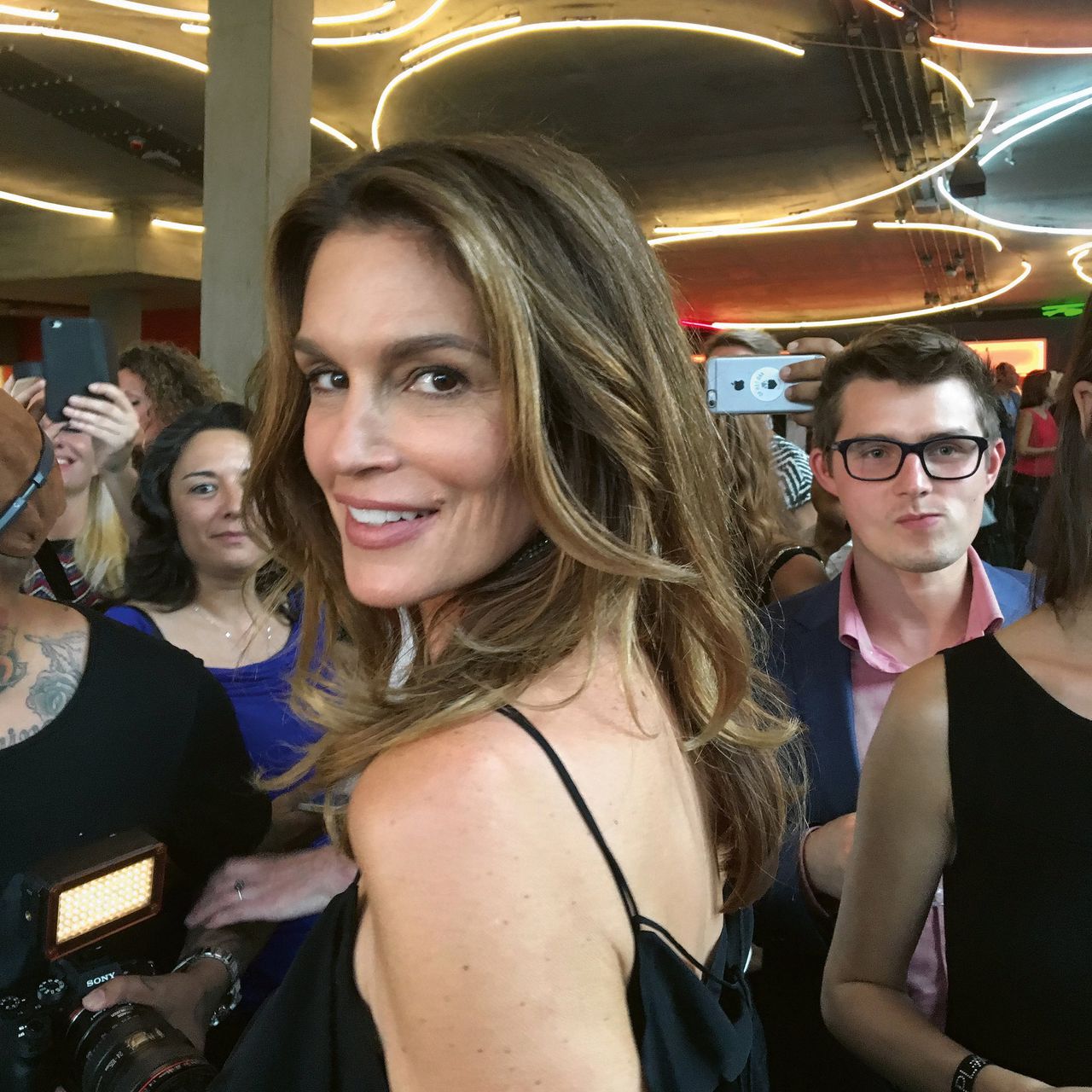 Cindy Crwaford omgeven door fans bij de opening van de tentoondstelling van fotograaf Peter Lindberg in de Kunsthal, Rotterdam 10 september 2016