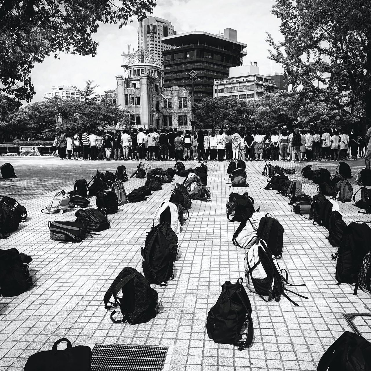 Studenten voor de atoombomkoepel in Hiroshima (mei 2019).