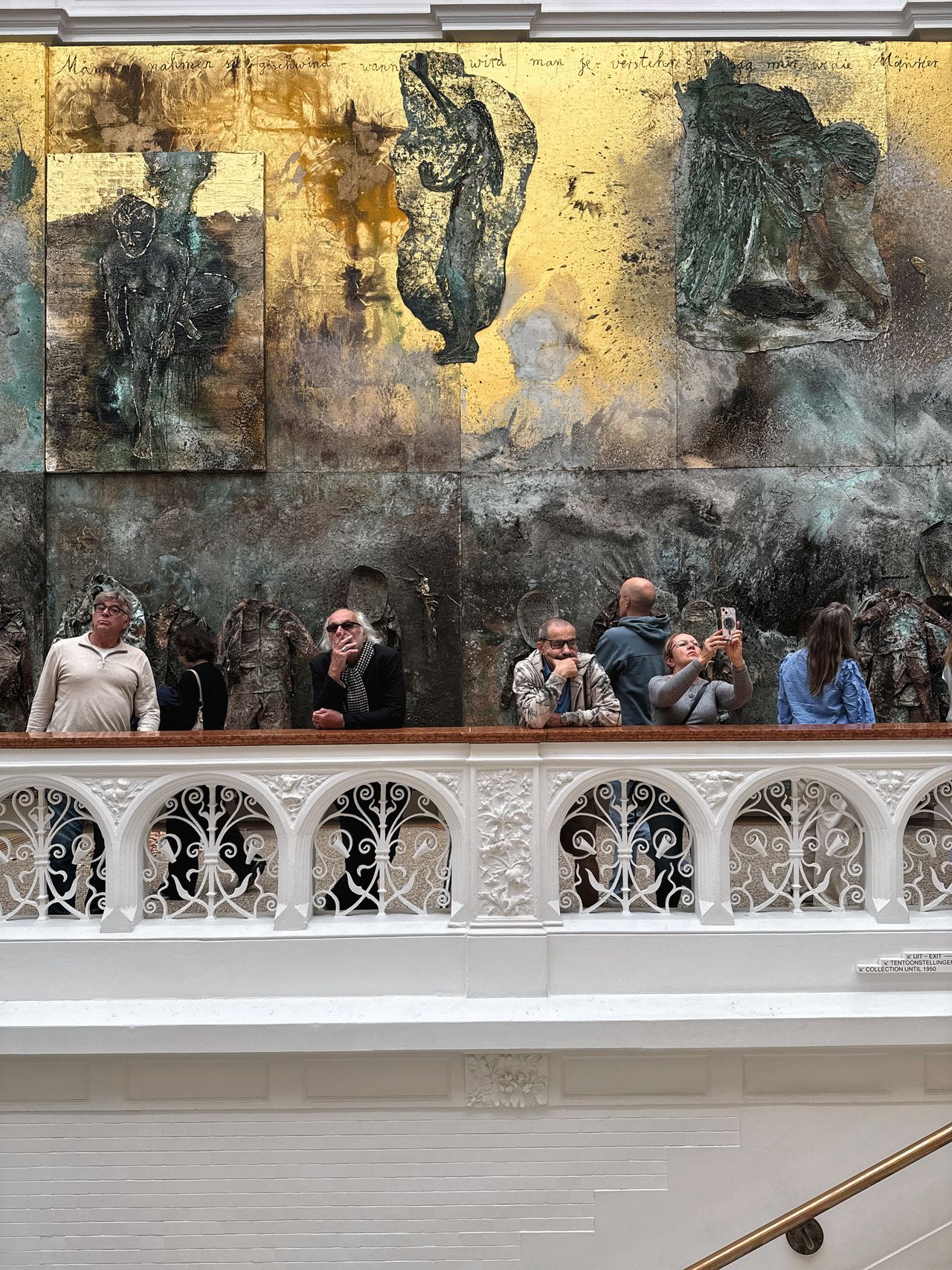 Bezoekers in de tentoonstelling van Anselm Kieffer in het Stedelijk Museum Amsterdam, Nederland Op, 9 juni 2025