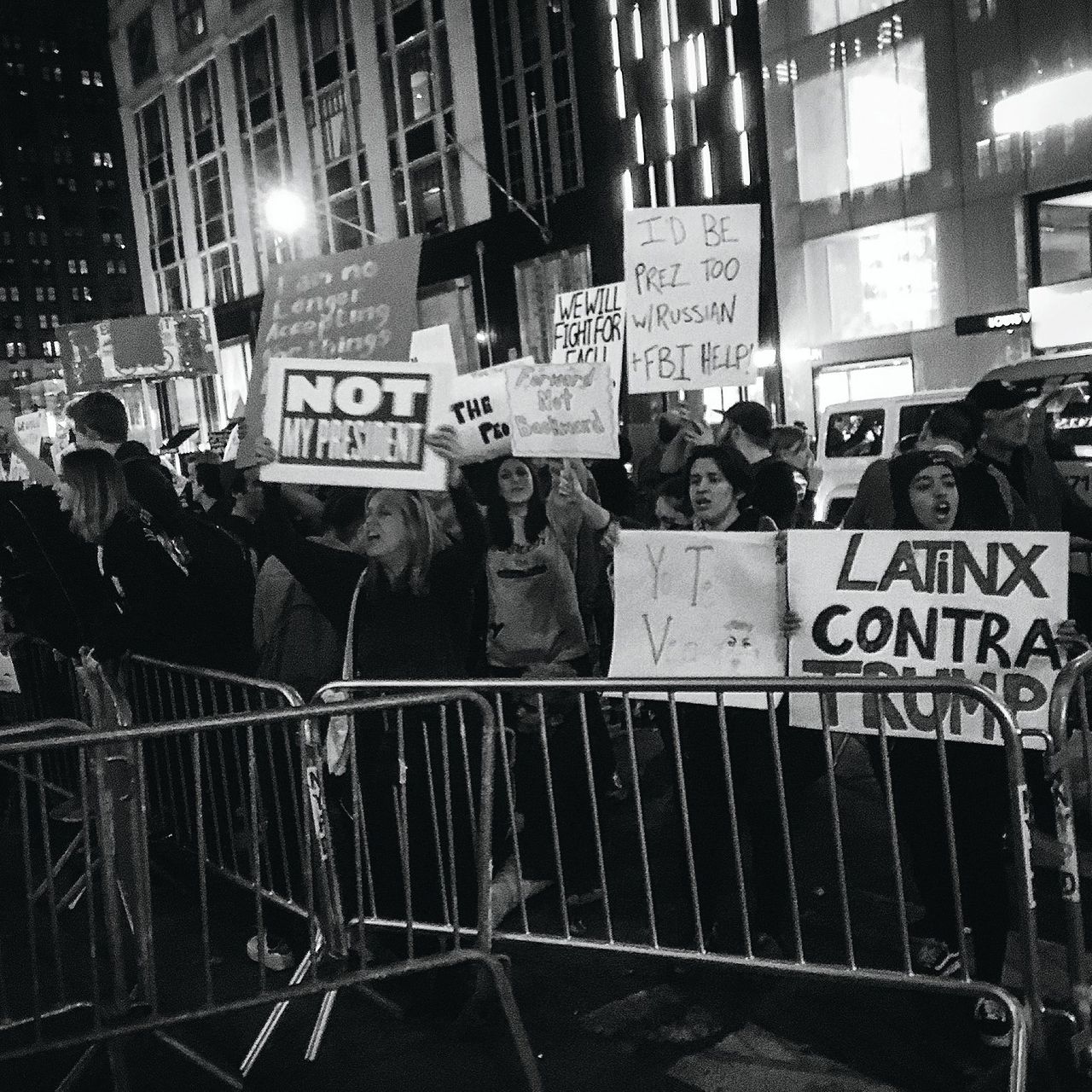 Demonstratie tegen Donald Trump voor het gebrouw de ‘Trump Tower’ in New York  28 november 2017