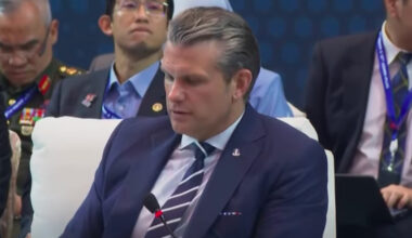 Trump dag 286: Trump dreigt Nigeria aan te vallen, ICE wil bountyhunters inzetten, Trump noemt kritiek op hem 'probably illegal', 16.000 Amerikaanse militairen bij Venezuela, ICE gebruikt gezichtsherkenningssoftware