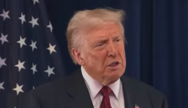 Trump dag 290: Vliegverkeer wordt met 10% verminderd, beschermingsstatus Zuid-Soedanezen afgenomen, 60% Amerikanen geeft Trump schuld van prijsstijgingen, Republikeinen spannen rechtszaak aan over hertekening kiesdistricten Californië, FIFA lanceert FIFA Peace Prize, die in DC uitgereikt wordt op 5 december