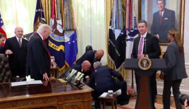 Trump dag 291: Trump in beroep tegen rechterlijk bevel dat uitbetaling voedselhulp verplicht, verleent gratie aan corrupte Republikein, prijsverlaging afslankmiddelen, sandwichgooier vrijgesproken van mishandeling, aantal ontslagen in oktober stijgt met 183%, farmaceut zakt in elkaar in Oval Office