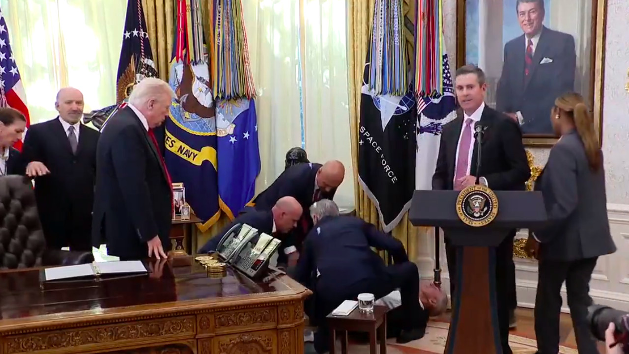 Trump dag 291: Trump in beroep tegen rechterlijk bevel dat uitbetaling voedselhulp verplicht, verleent gratie aan corrupte Republikein, prijsverlaging afslankmiddelen, sandwichgooier vrijgesproken van mishandeling, aantal ontslagen in oktober stijgt met 183%, farmaceut zakt in elkaar in Oval Office