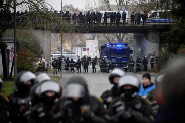 De politie bewaakt de locatie van het oprichtingscongres van de nieuwe AfD-jongerenpartij, 29 november 2025.