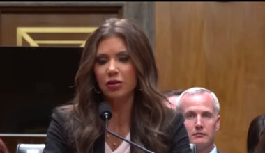 Trump dag 293: Trump wil 50-jarige hypotheek, wil geen geld meer naar Obamacare, Kustwacht verkoopt Trump-wijn, twee vliegtuigen botsen bijna bij vertrek uit LA, lange rijen bij voedselbank Ohio