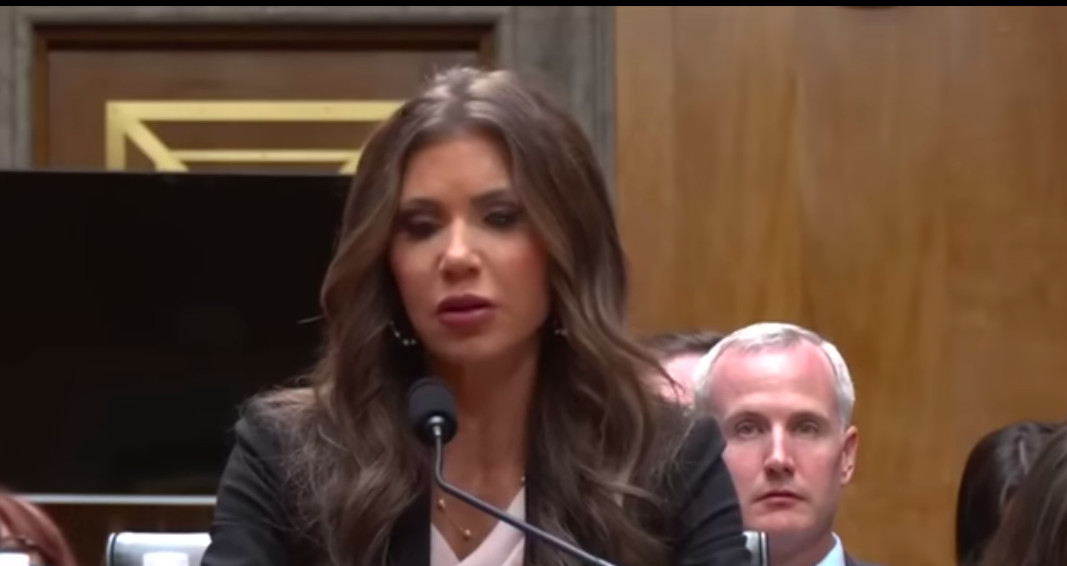 Trump dag 293: Trump wil 50-jarige hypotheek, wil geen geld meer naar Obamacare, Kustwacht verkoopt Trump-wijn, twee vliegtuigen botsen bijna bij vertrek uit LA, lange rijen bij voedselbank Ohio