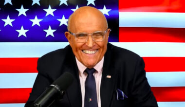 Trump dag 294: Trump eist dat staten die voedselhulp hebben uitgekeerd het geld terughalen, verleent gratie aan Giuliani en tientallen anderen die betrokken waren bij poging verkiezingsuitslag 2020 ongeldig te verklaren, onderzoekt ombouw Amazon-distributiecentra tot ICE-detentiecentra, senaat akkoord met shutdownplan